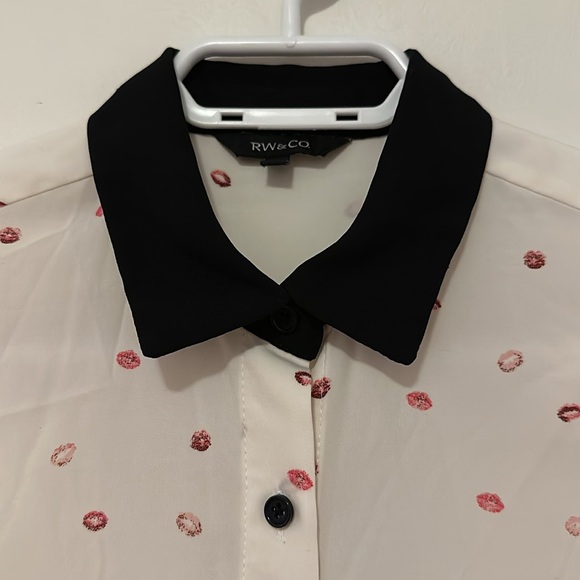 RW&Co white blouse with contrast black collar and kisses design - Picture 3 of 8